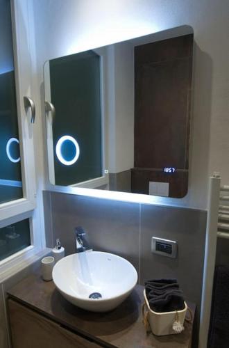 a bathroom with a sink and a mirror at Vicolo Mincio Home in Salionze