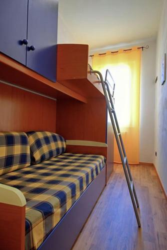 a bunk bed with a ladder in a room at Vicolo Mincio Home in Salionze
