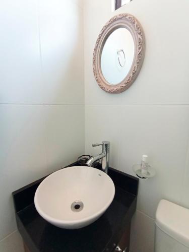 a bathroom with a white sink and a mirror at Hermoso Monoambriente ZV308, Edificio Zetta Village Airport in Asunción