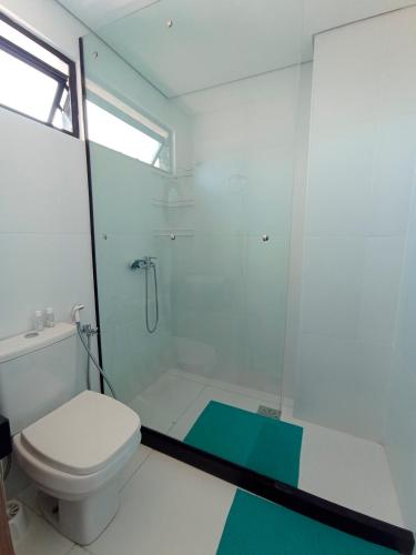 a bathroom with a shower and a toilet at Hermoso Monoambriente ZV308, Edificio Zetta Village Airport in Asunción