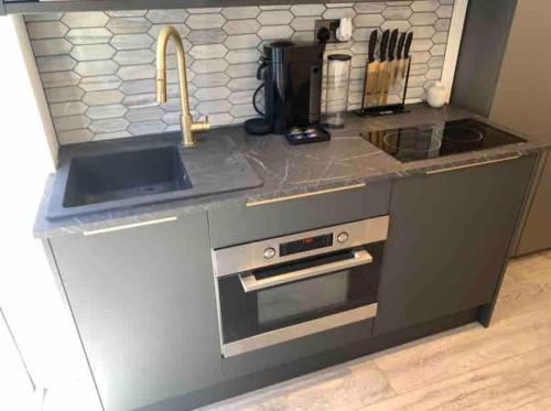 Lux Private Entrance 1 bed Studio - Free Parking - ideal for COOP Live, MCR City Centre, Salford Royal Hospital & Buile Hill Mansion wedding venue photo 13