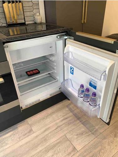Lux Private Entrance 1 bed Studio - Free Parking - ideal for COOP Live, MCR City Centre, Salford Royal Hospital & Buile Hill Mansion wedding venue photo 6