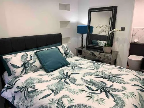 Lux Private Entrance 1 bed Studio - Free Parking - ideal for COOP Live, MCR City Centre, Salford Royal Hospital & Buile Hill Mansion wedding venue photo 1