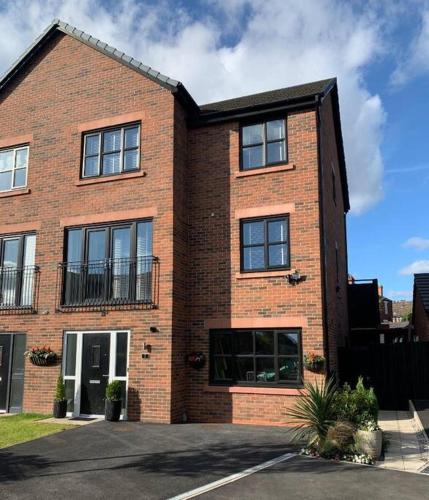 Lux Private Entrance 1 bed Studio - Free Parking - ideal for COOP Live, MCR City Centre, Salford Royal Hospital & Buile Hill Mansion wedding venue photo 7