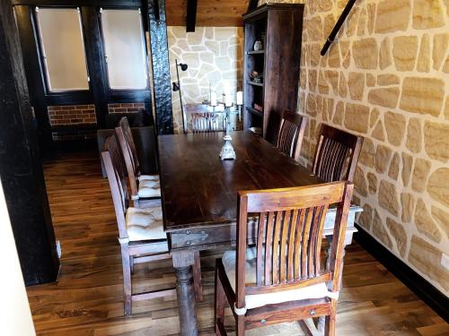 a dining room with a wooden table and chairs at Fewo GERICHTSSTUBE im Rittergut bei Dresden für 2 Erw und 4 Kids in Wachau