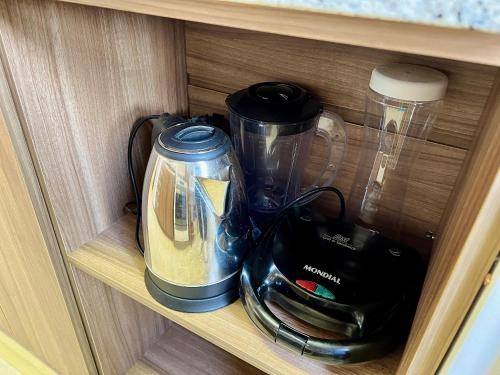 Utensilios para hacer té y café en Apartamento Príncipe Villevert 1 dorm by Achei