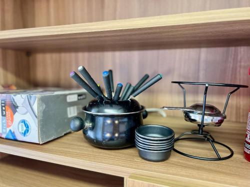 Utensilios para hacer té y café en Apartamento Príncipe Villevert 1 dorm by Achei