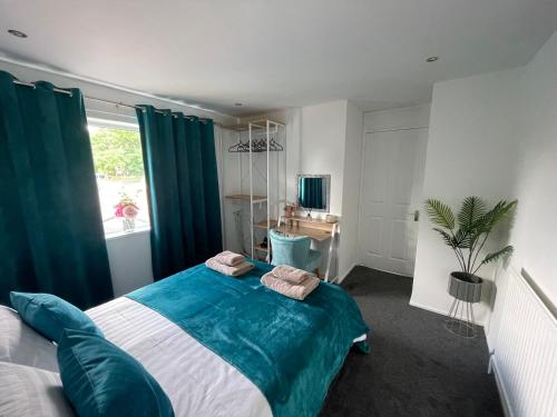 um quarto com uma cama com duas almofadas em Large Stylish 2 Bedroom Apartment Stevenage Sleep 6 em Stevenage
