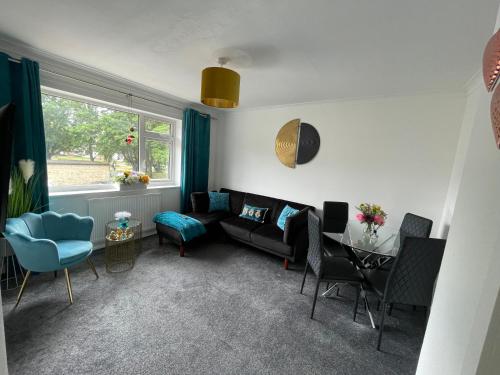 a living room with a couch and a table at Large Stylish 2 Bedroom Apartment Stevenage Sleep 6 in Stevenage