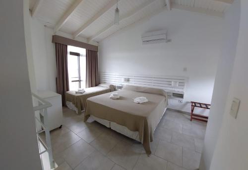 a bedroom with two beds and a window at Rio y Piedras in Colón