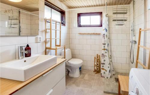 Et badeværelse på 4 Bedroom Cozy Home In Torekov