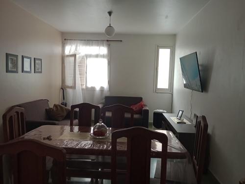 ein Wohnzimmer mit einem Tisch und Stühlen sowie ein Esszimmer in der Unterkunft Independencia 734, Dpto 11 in San Salvador de Jujuy