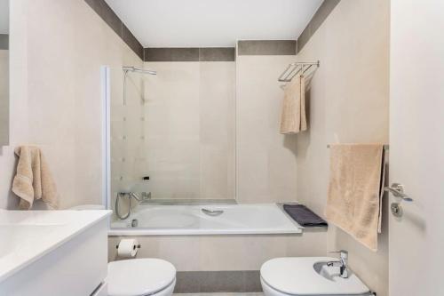 La salle de bains est pourvue d'une baignoire, de toilettes et d'un lavabo. dans l'établissement Casa Claire, à La Cala de Finestra