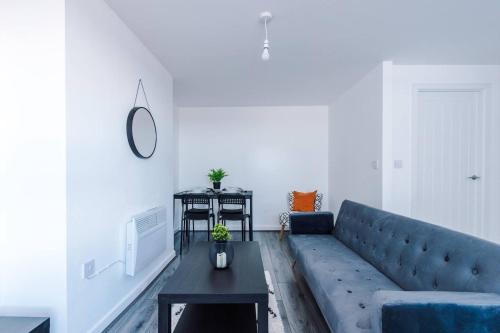 a living room with a blue couch and a table at Beautiful apartment DOS in Litherland