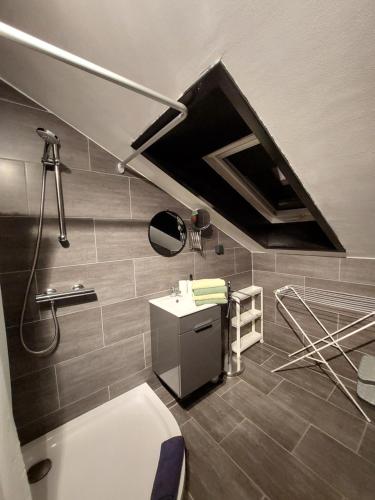 een badkamer met een wit toilet en een wastafel bij FeWo3&Frisch renovierte Wohnung mit Balkon in Bad Wurzach