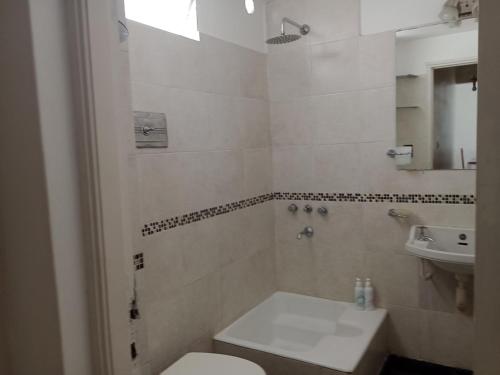 ein Bad mit einem WC und einem Waschbecken in der Unterkunft Independencia 734, Dpto 11 in San Salvador de Jujuy