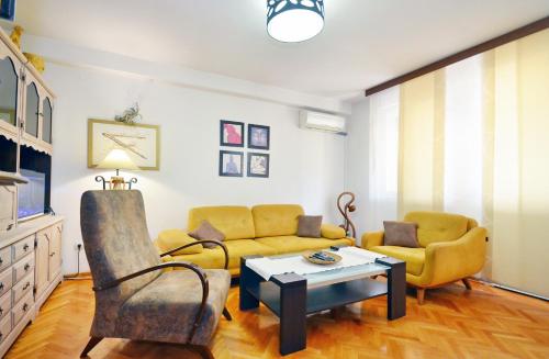 een woonkamer met een bank en een salontafel bij Apartment OAZA in Kotor