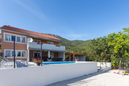 Πισίνα στο ή κοντά στο Luxury apartment with heated pool&sea and mountain view
