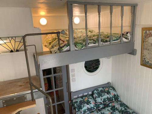 a room with two bunk beds and a couch at One bedroom apartment in heart of brighton in Brighton & Hove