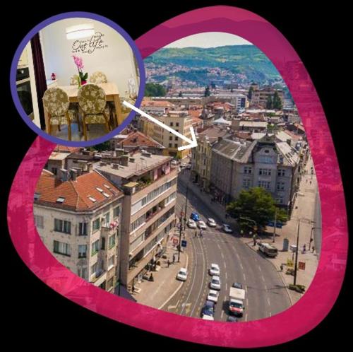 Una vista de una ciudad con un reloj en un círculo. en Apartman Dvor 92 m2, Marijin Dvor, en Sarajevo