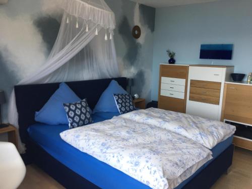 um quarto com uma cama azul com almofadas azuis em CASA QUARTO - Vacation Home - 4 Appartements em Omiš