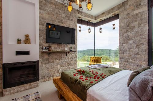 ein Schlafzimmer mit einem Kamin, einem Bett und einem TV in der Unterkunft COUNTRYSIDE VILLA in Ulcinj