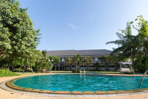 a large swimming pool in front of a building at The Space Airport Hotel Chiang Rai in Ban Du