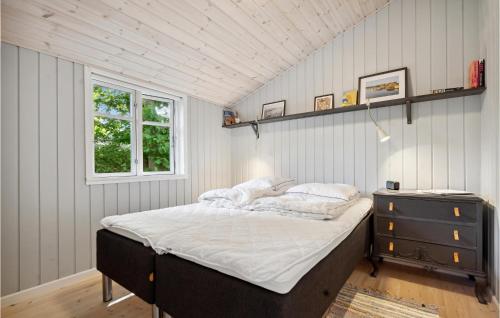 ein Schlafzimmer mit einem Bett in einem Zimmer mit einem Fenster in der Unterkunft Nice Home In Hejls With Kitchen in Hejls