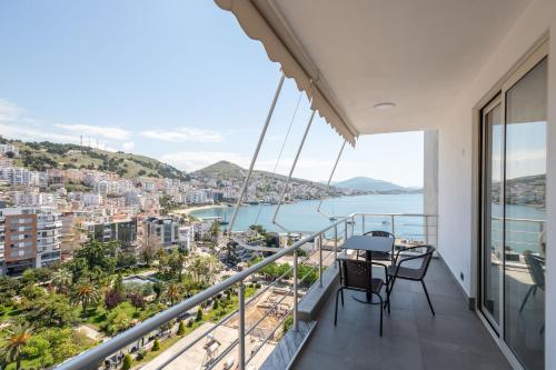 un balcón con vista al mar en The view2-‘FREE PARKING’, en Sarandë