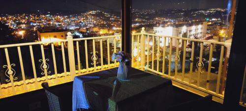 Μπαλκόνι ή βεράντα στο atoom lodge