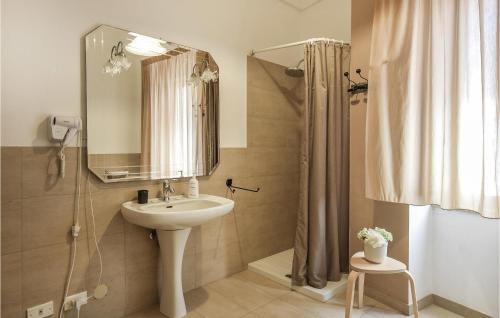 Stunning Home In Palazzolo Acreide With Kitchen في بالاتسولو أكريدي: حمام مع حوض ودش مع مرآة