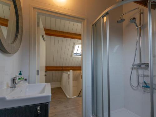 La salle de bains est pourvue d'un lavabo et d'une douche. dans l'établissement Hemels Helleke, à Oosterhout