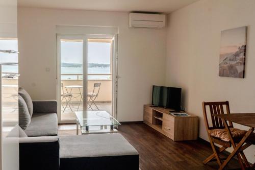 - un salon avec un canapé et une télévision dans l'établissement Villa Livi - Luxury sea view appartments, à Medulin