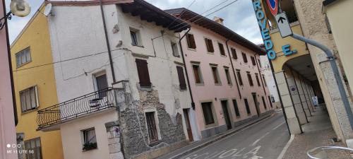 un callejón con edificios en una calle de la ciudad en casettafagagna, en Fagagna