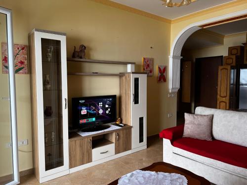 ein Wohnzimmer mit einem TV und einem Sofa in der Unterkunft Apartments Vlora Holidays in Vlorë