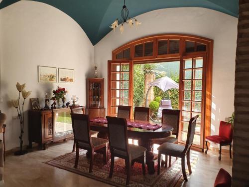 comedor con mesa y sillas en Très belle villa familiale et romantique/SPA, en Agadir