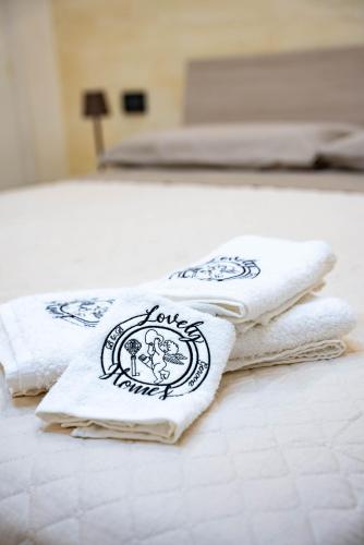 a group of towels sitting on top of a bed at Lovely homes in Genova