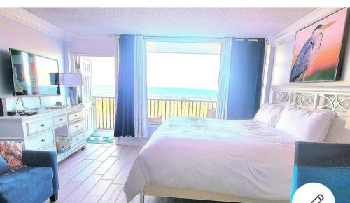 - une chambre avec un lit et une vue sur l'océan dans l'établissement Direct Oceanfront With Balcony, à Daytona Beach