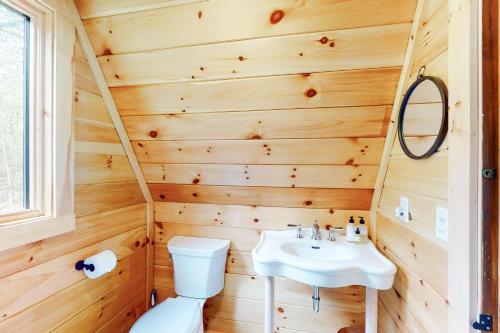 y baño con aseo blanco y lavamanos. en Coombs Road Chalet, en Newry