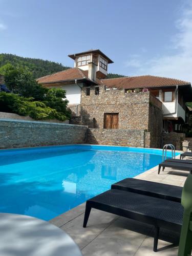 una piscina frente a una casa en Heritage Home Ustikolina, en Foča