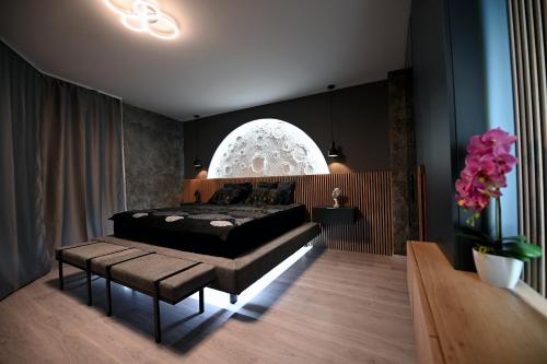 sypialnia z łóżkiem, stołem i kwiatami w obiekcie CLOVER - Moonlight w Sarajewie