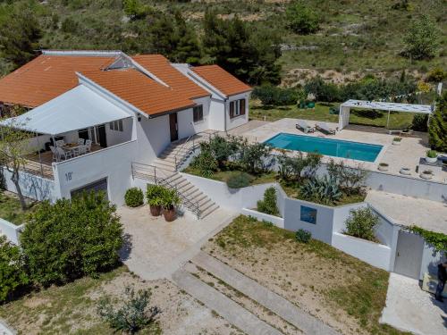vista aerea di una casa con piscina di Nudist friendly villa with fence arround pool and garden to relax and enjoy a Podstrana