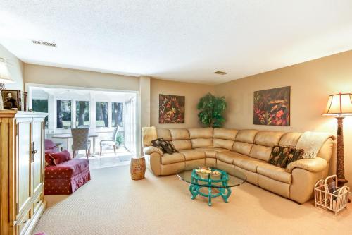 uma sala de estar com um sofá e uma mesa em Fairway Oaks Villa Condo em Amelia Island