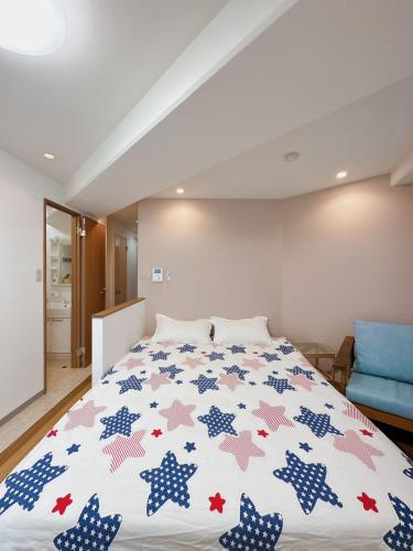 a bedroom with a large bed with a blue couch at 三米-黒門市場-黑门市场-kuromon 202タイプ in Osaka