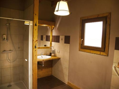 bagno con lavandino, doccia e finestra di Mansion in Albertville near Ski Slopes a Mercury