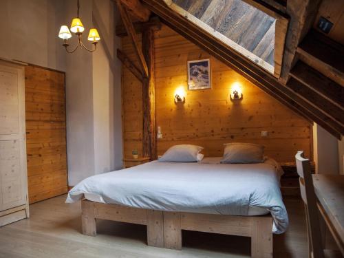 una camera da letto con un letto con una parete in legno di Mansion in Albertville near Ski Slopes a Mercury