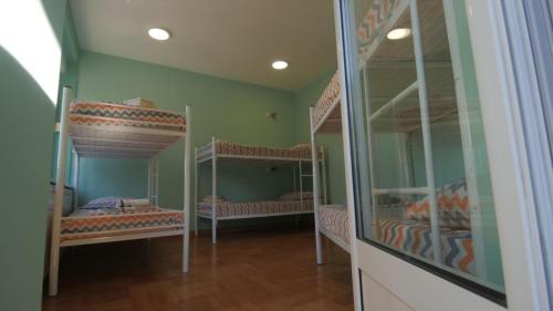 Pokój z kilkoma łóżkami piętrowymi w pokoju w obiekcie Stella Di Notte VIP w Belgradzie