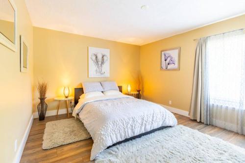 - une chambre avec un grand lit et une fenêtre dans l'établissement Charming townhome w/ private backyard & fire pit, à Palm Beach Gardens