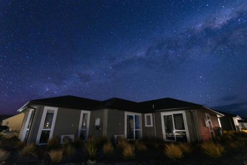 a house at night with a starry sky at Snowflake Tekapo in Lake Tekapo
