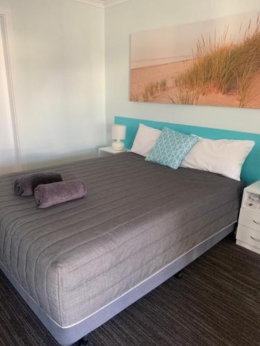 Ένα ή περισσότερα κρεβάτια σε δωμάτιο στο Robetown Motor Inn & Apartments